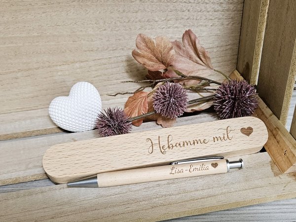 personalisiertes Stifte-Etui aus Holz + Kugelschreiber mit Gravur - Motiv "Hebamme mit Herz"
