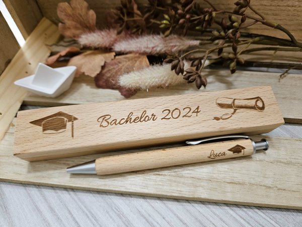 personalisiertes Stifte-Etui aus Holz + Kugelschreiber mit Gravur - Motiv "Bachelor Master Doktor"